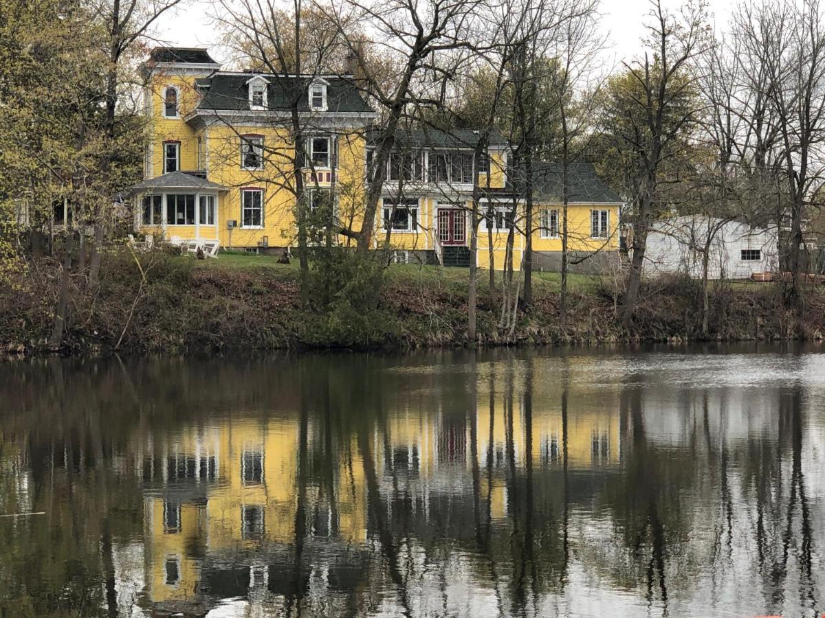 Pangea House Bed and Breakfast Gananoque Buitenkant foto